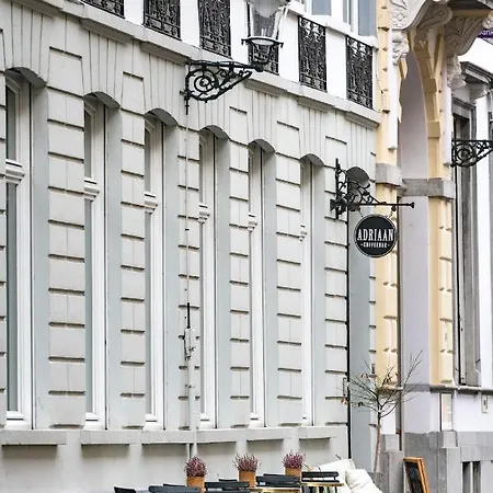 Splinternieuwe In Oud Bankgebouw * Brugge