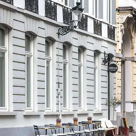 Splinternieuwe In Oud Bankgebouw * Brugge